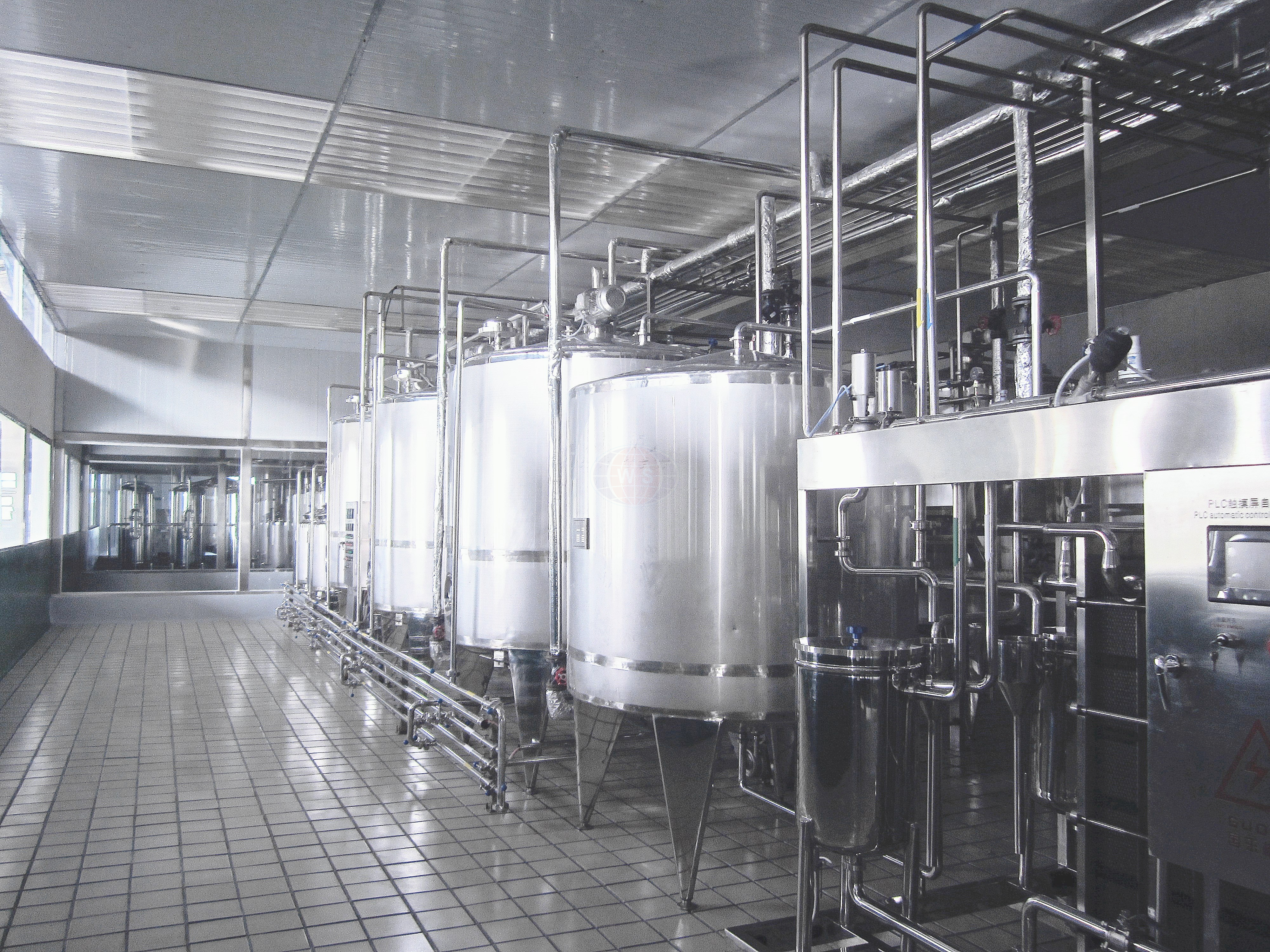 Come funziona una linea di produzione di latte condensato, dalla miscelazione al riempimento?